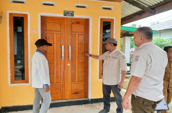 KADIS PERKIM KAMPAR TINJAU PROGRAM RUMAH LAYAK HUNI DAN BEDAH RUMAH DI DESA KOTO PERAMBAHAN