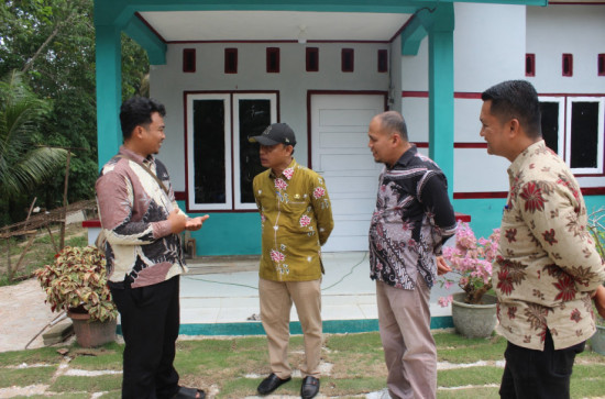 PASTIKAN RBLH BERJALAN LANCAR,KADIS PERKIM KAMPAR KEMBALI MENGUNJUNGI LOKASI RBLH DI DESA SALO
